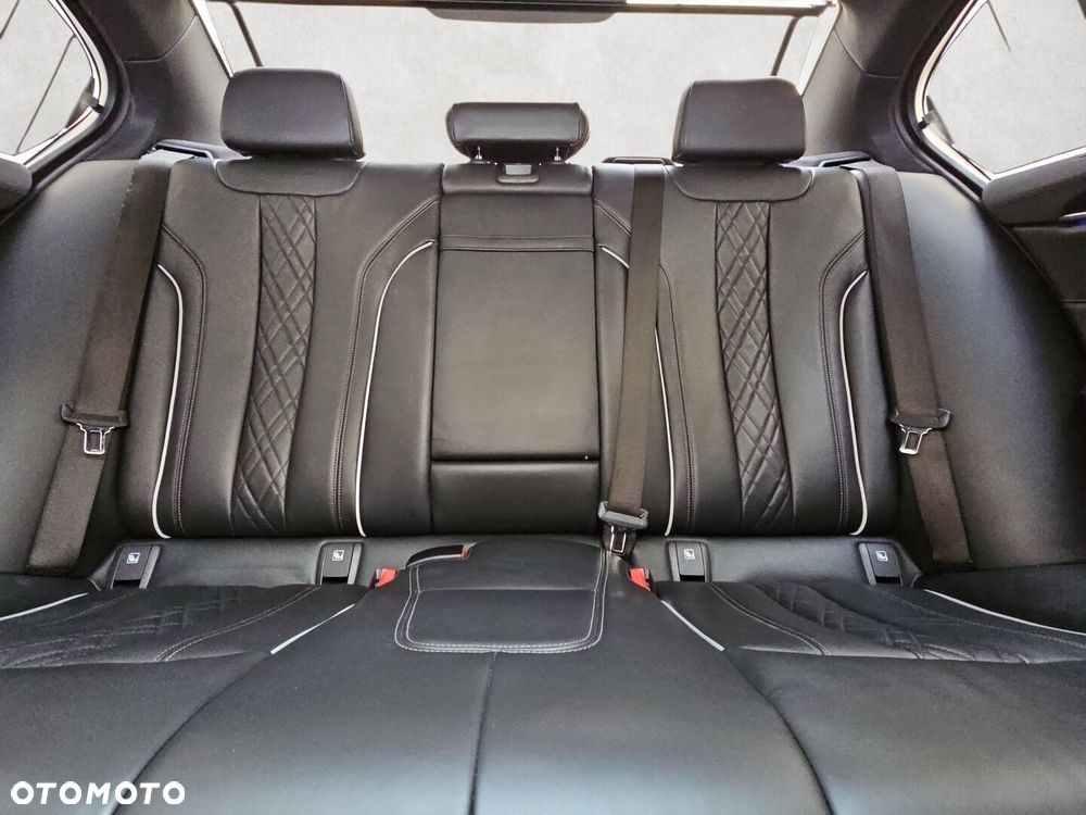 BMW Seria 5 M550i xDrive - 25