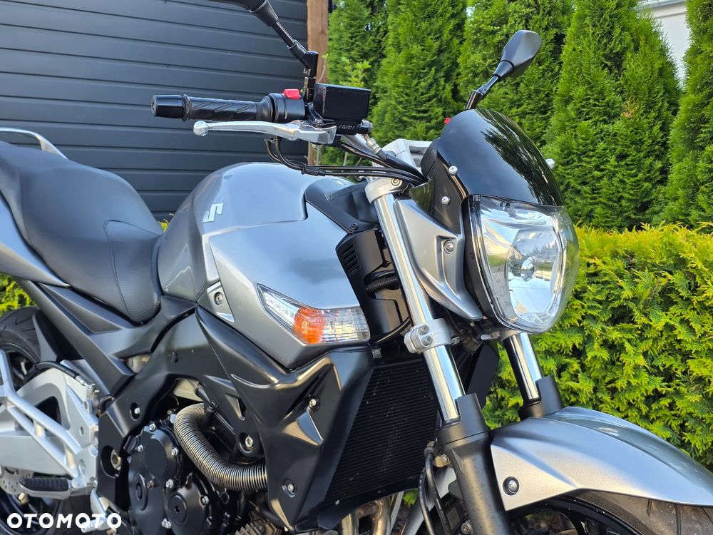 Suzuki GSR - 6