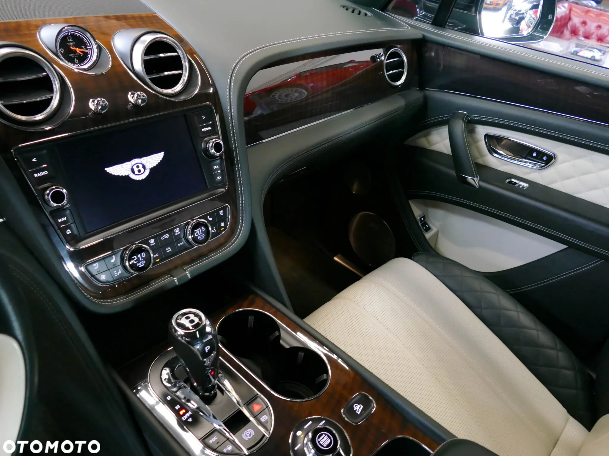 Bentley Bentayga W12 Mulliner - 23