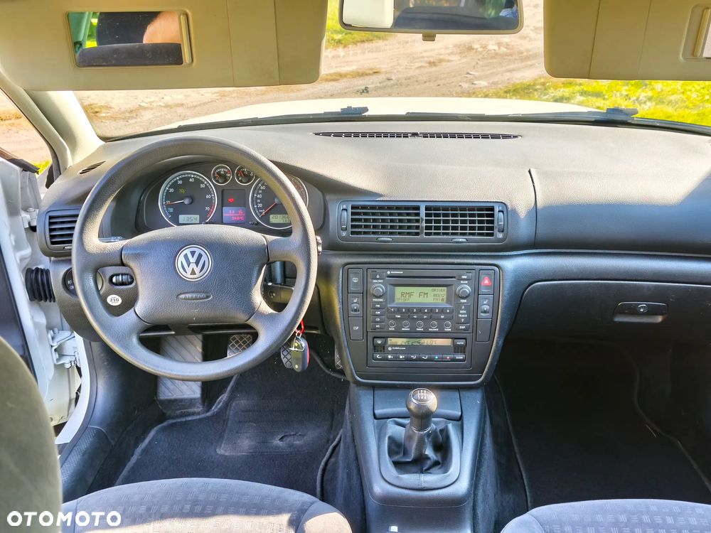 Volkswagen Passat 1.6 Comfortline Family - 23