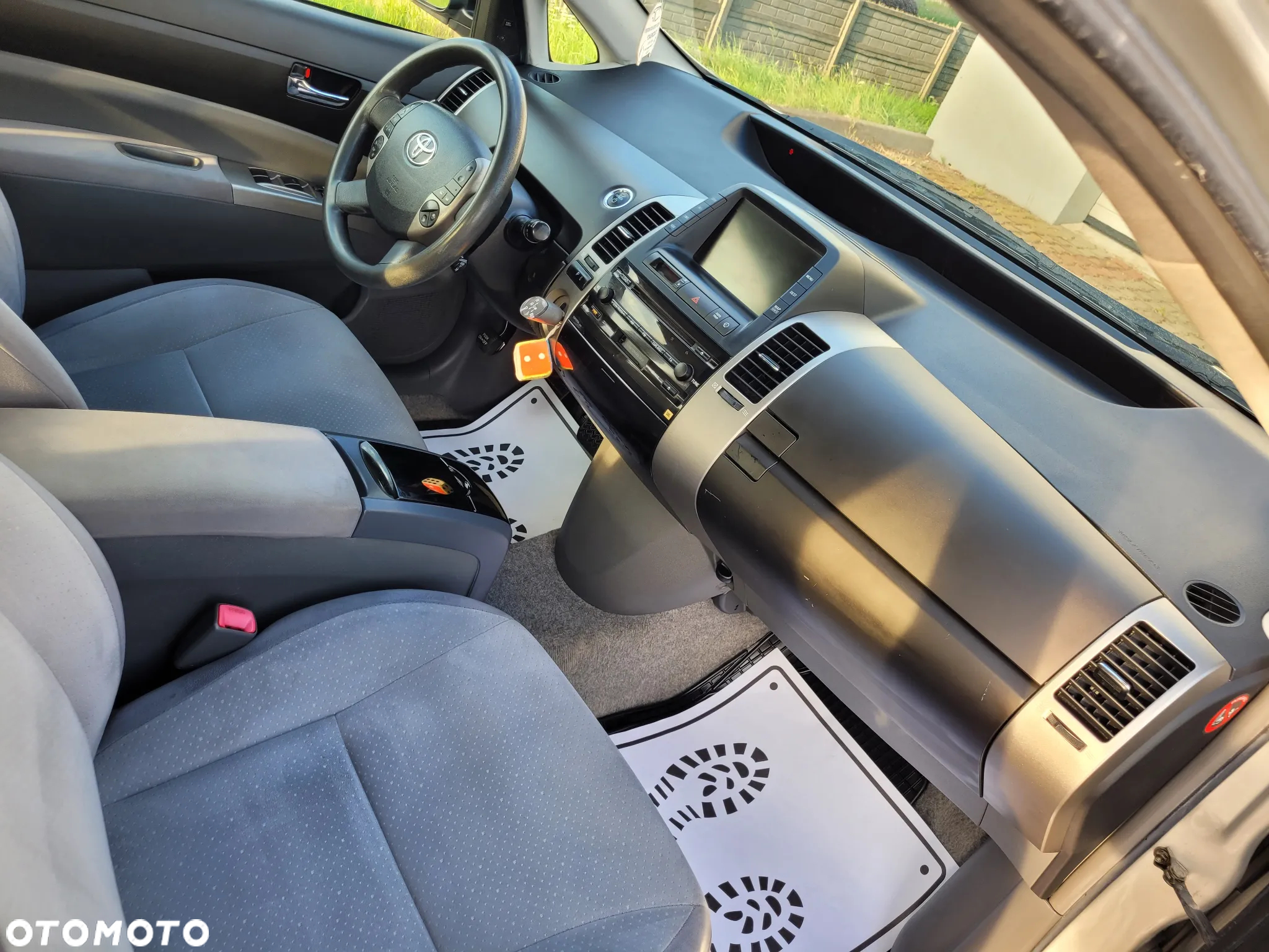 Toyota Prius (Hybrid) - 16