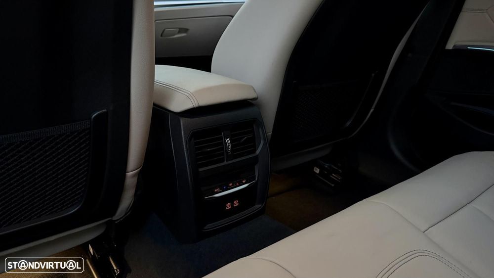 BMW 330 e Pack Desportivo M Auto - 24