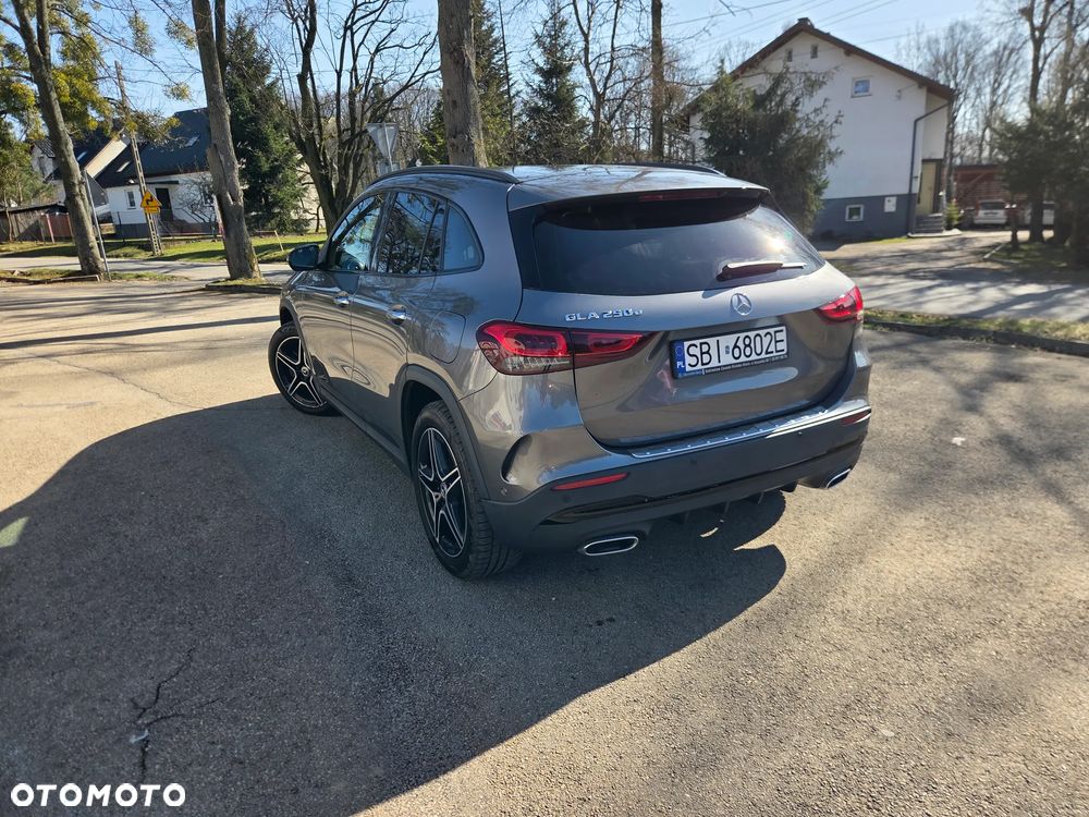 Mercedes-Benz GLA 250e AMG Line - 3