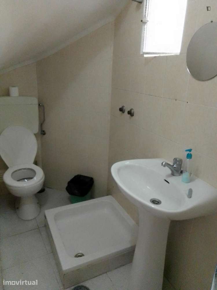 Quarto - localizado em Baixa Coimbra - Grande imagem: 3/22
