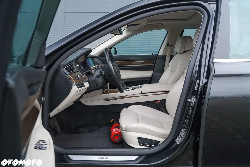 BMW Seria 7 750i L xDrive - 26