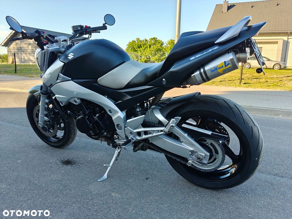 Suzuki GSR - 6