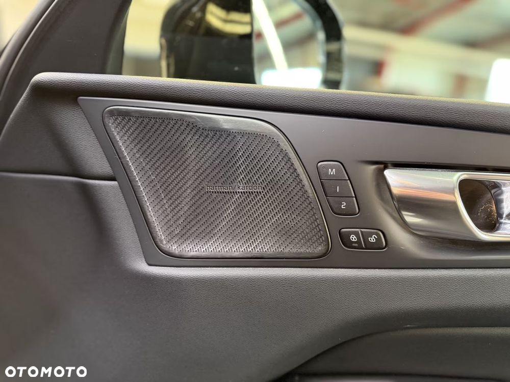 Volvo XC 60 B4 D AWD Ultimate Dark - 17