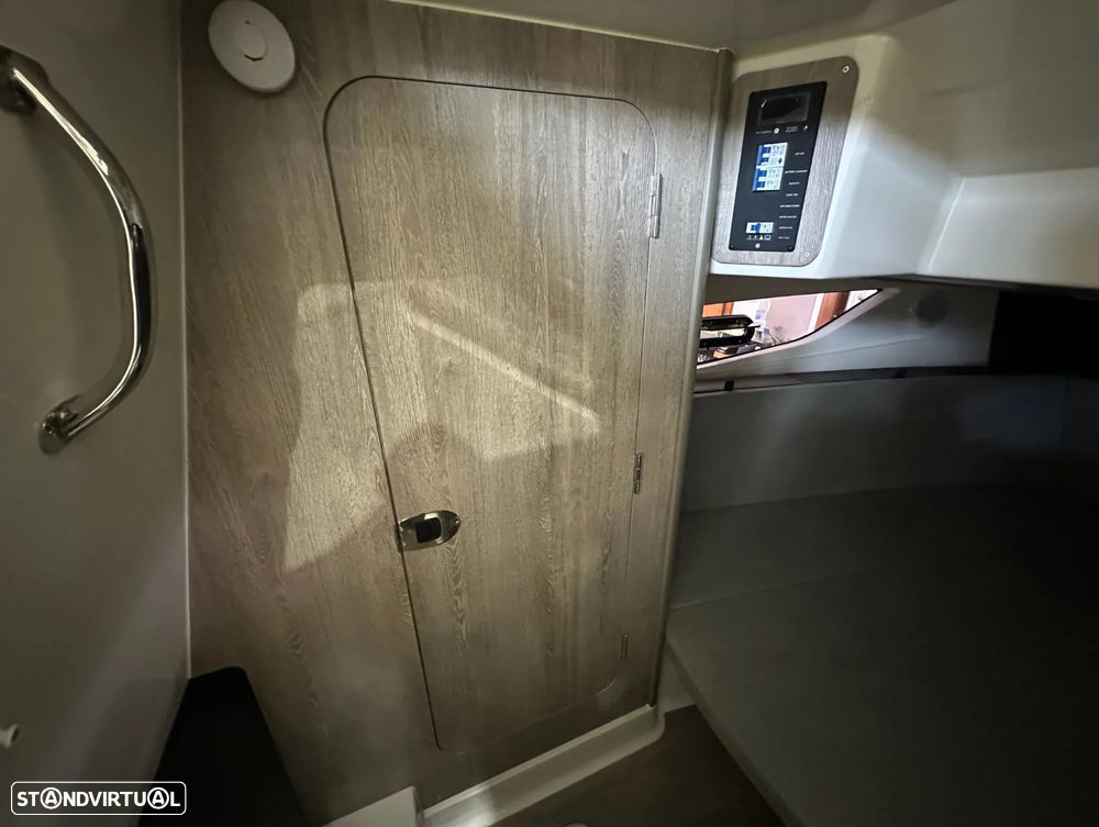 Quicksilver Activ 875 Sundeck - 16