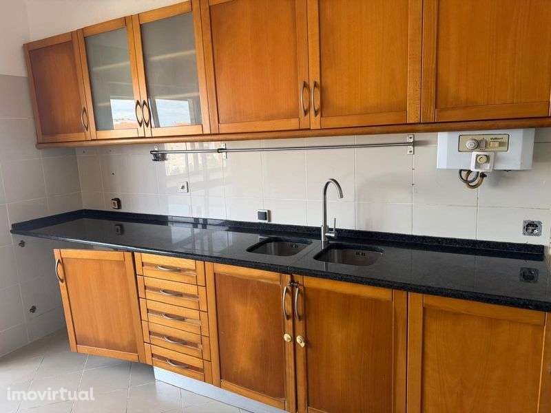 Aluga-se apartamento T2 Amora - Grande imagem: 2/7