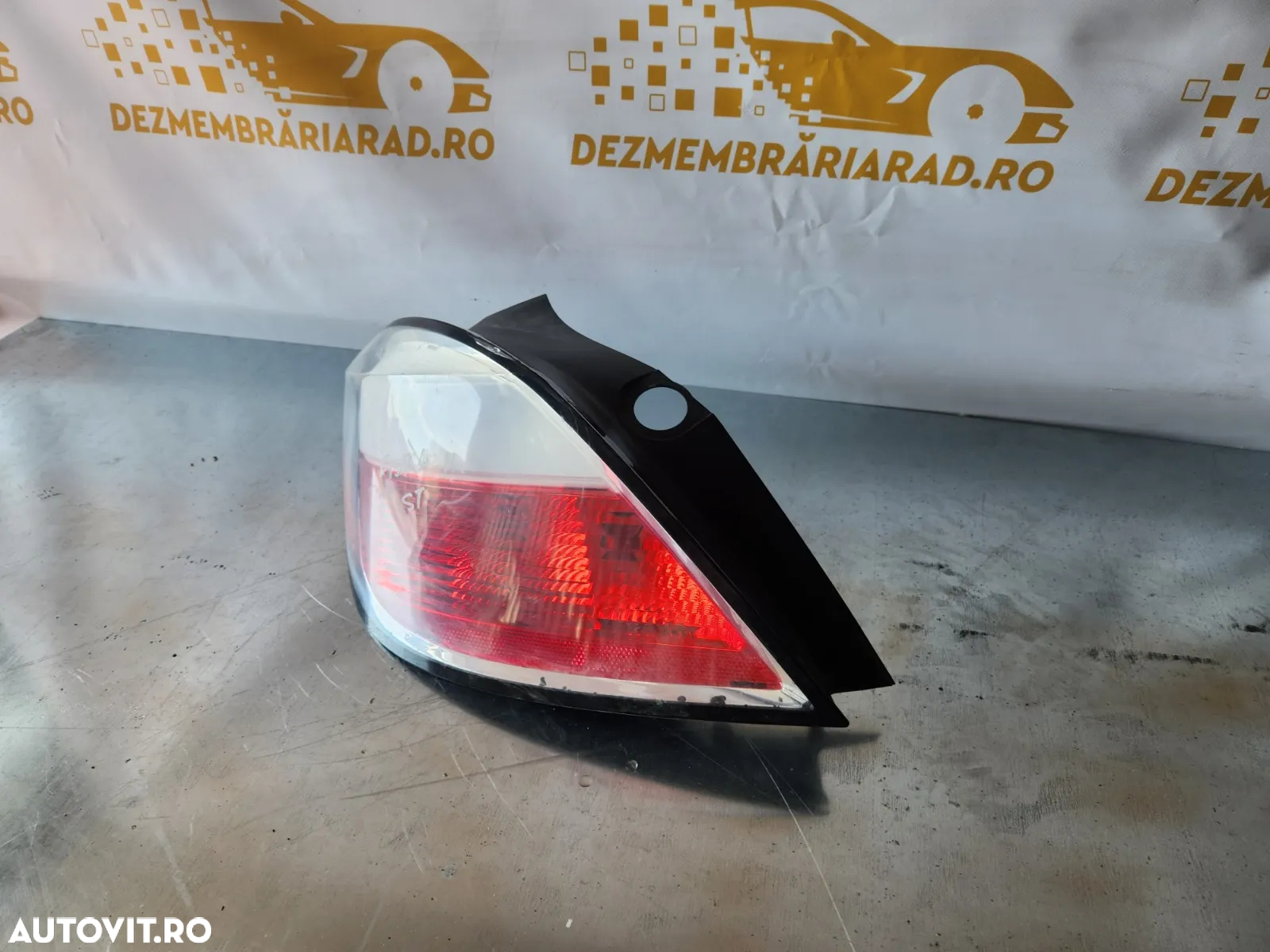 Stop Tripla Lampa Stop Stanga Opel Astra H Hatchback Mic Defect - Dezmembrari Arad - 3