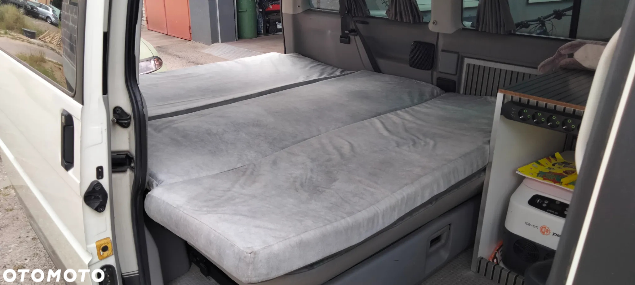 Volkswagen Caravelle - 10