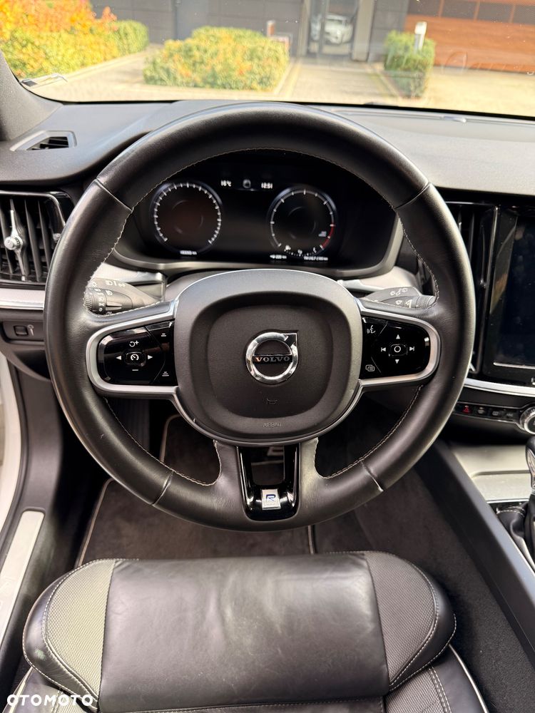 Volvo V60 D4 R-Design - 24
