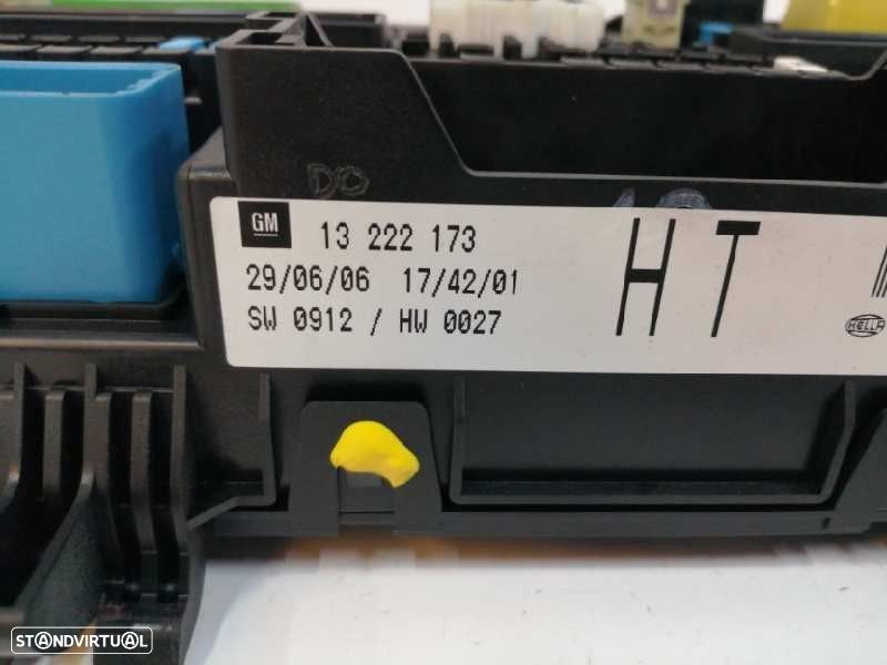 CAIXA RELÉS / FUSÍVEIS OPEL ASTRA H GTC 2006 -13222173 - 1