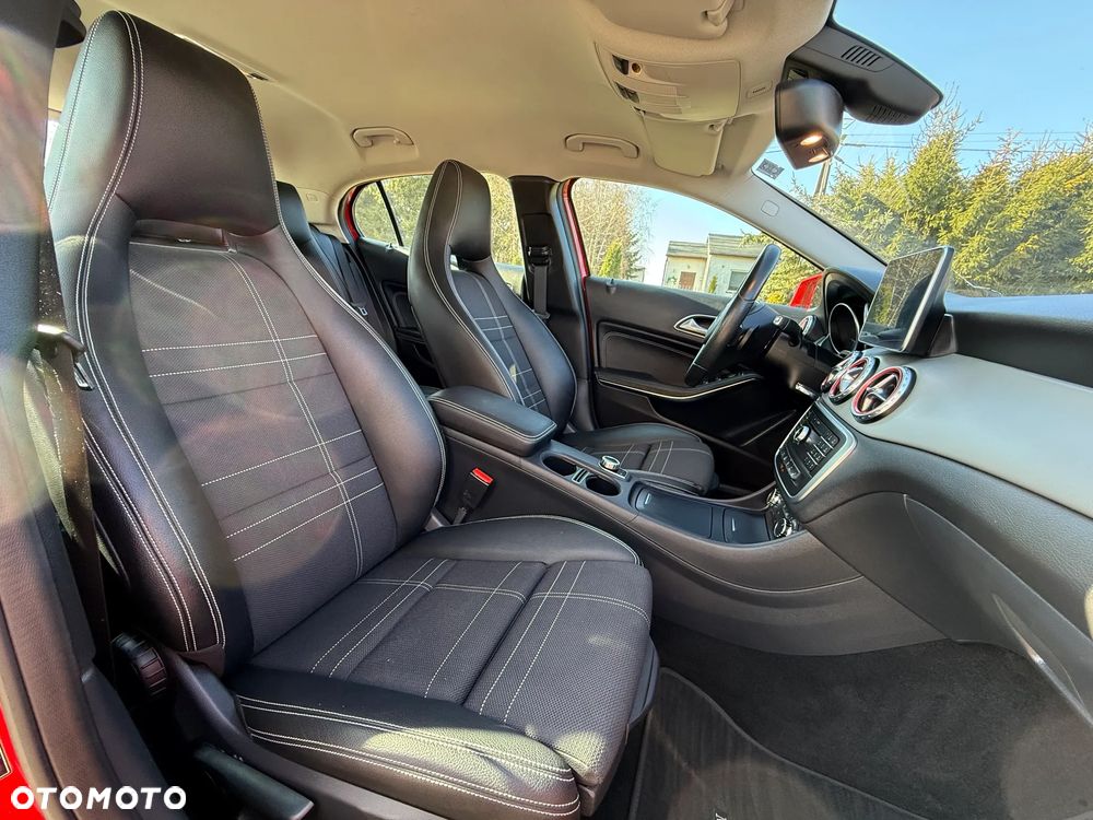 Mercedes-Benz GLA 180 7G-DCT - 15