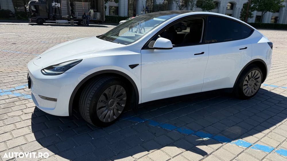 Tesla Model Y - 1