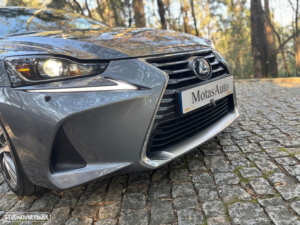 Lexus IS 300H - 13