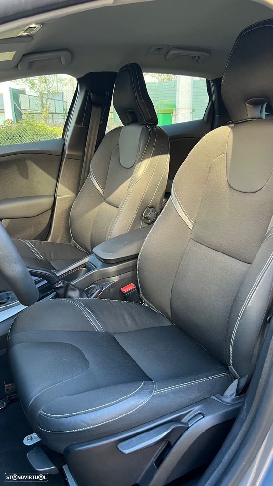 Volvo V40 2.0 D3 Momentum Geartronic - 11