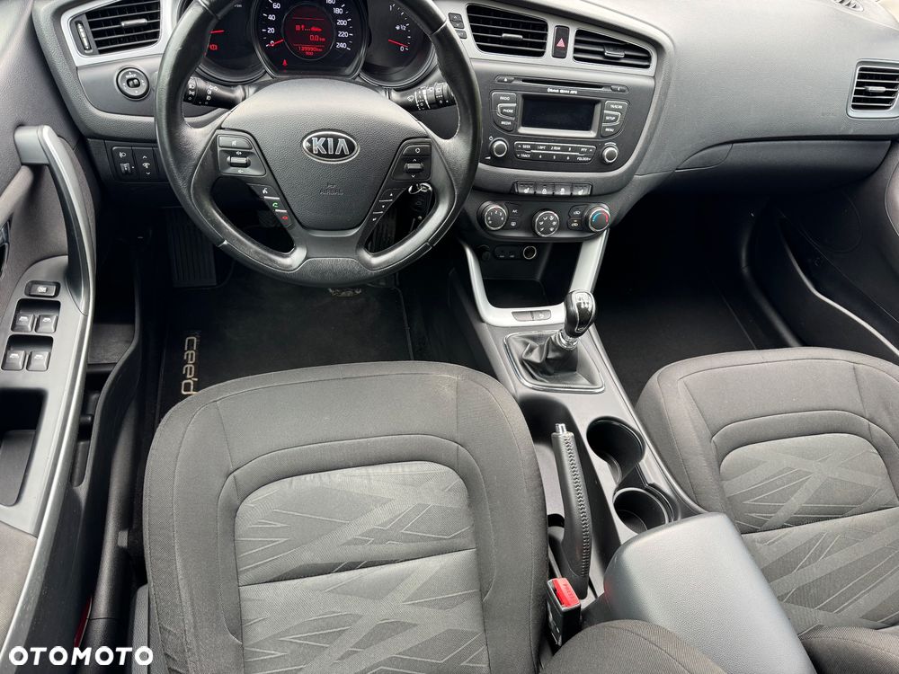 Kia Ceed 1.6 CRDi 128 ISG Fifa World Cup Edition - 34