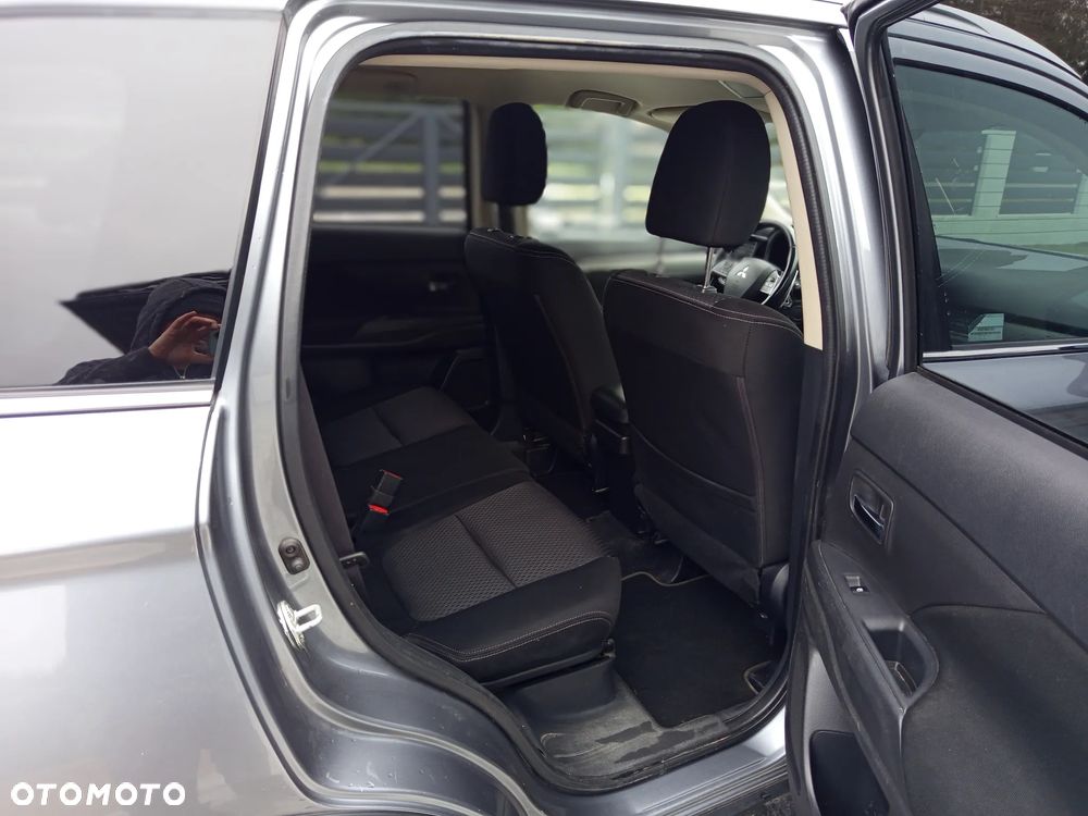 Mitsubishi Outlander 2.0 Intense + Navi 4WD CVT - 13