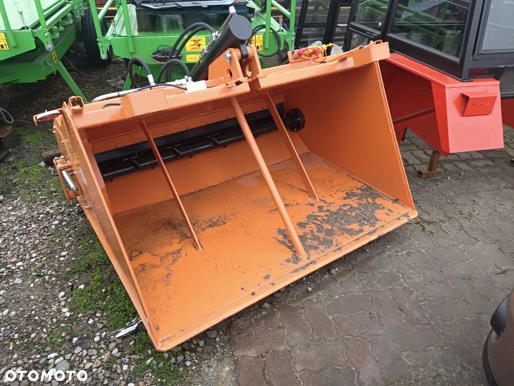 Pronar Posypywarka T-130, T-131, T-132, Piaskarka, Solarka, Rozsiewacz wapna i nawozów RCW, Piaskarka komunalna, solarka rozsiewacz piasku soli KŁOS, Rozsiewacz komunalny N 065 POM Augustów, Pług odśnieżny prosty, łamany, strzałka Ursus, Inter-Tech, Pronar - 9