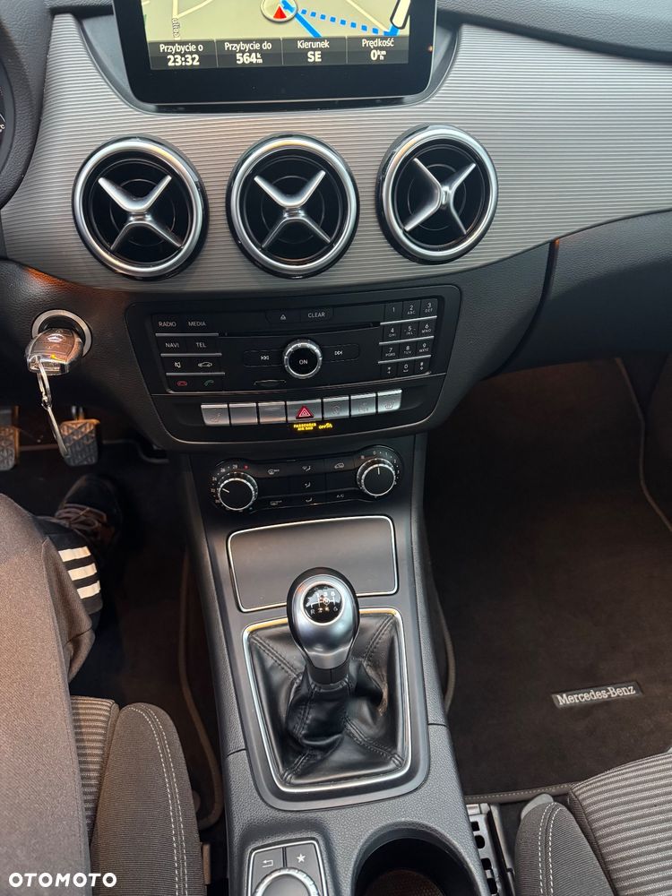 Mercedes-Benz Klasa B 180 Edition - 22