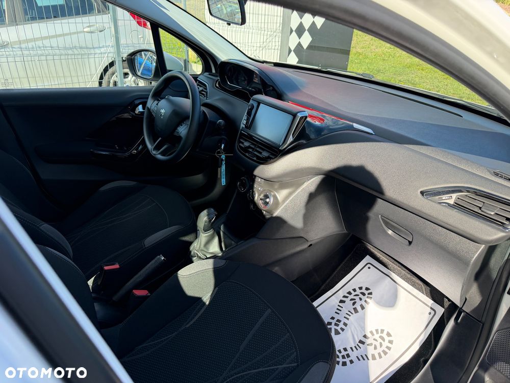 Peugeot 208 - 23