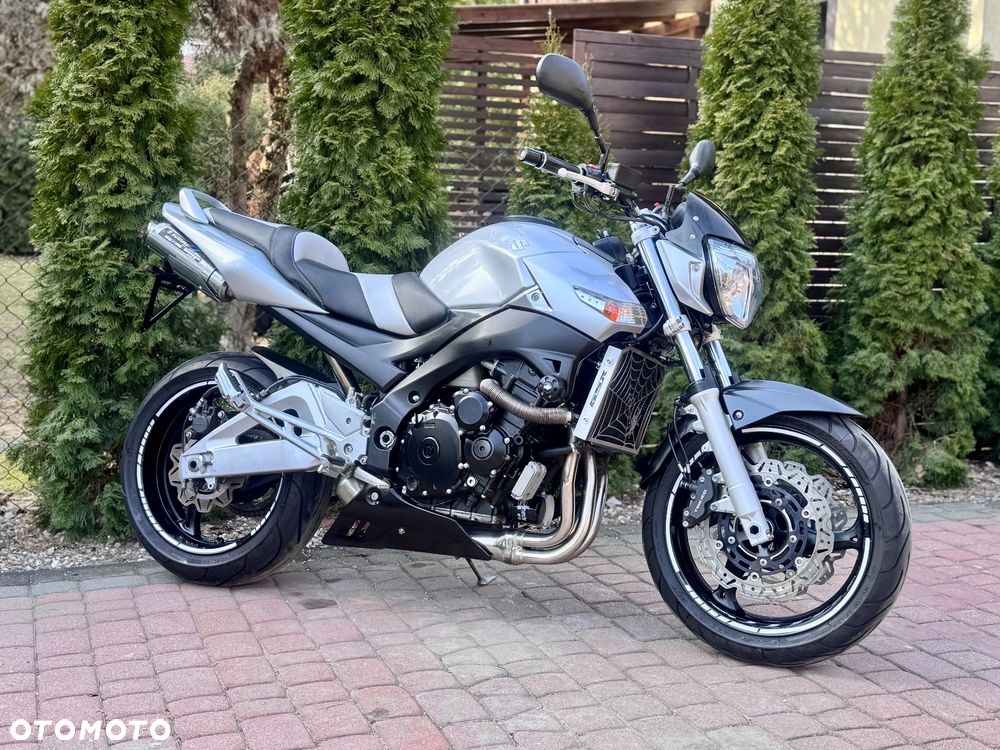 Suzuki GSR - 2