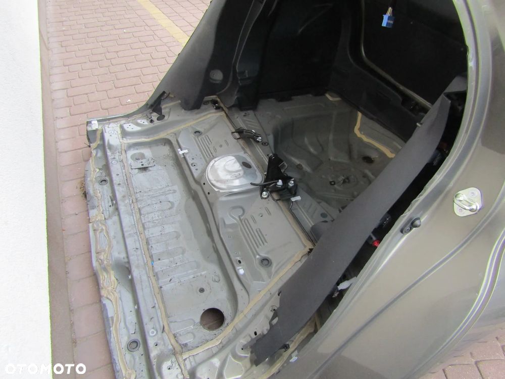 TOYOTA YARIS IV TYŁ KOMPLETNY DUPA 6X1 - 5