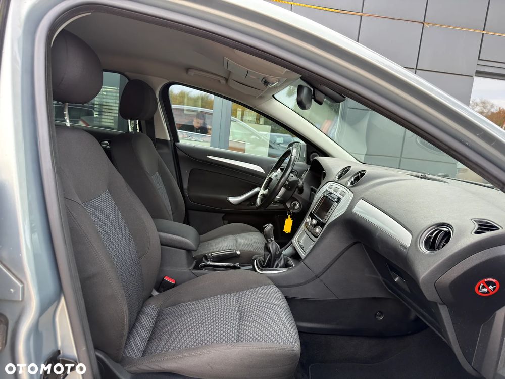Ford Mondeo 2.0 Ghia - 28