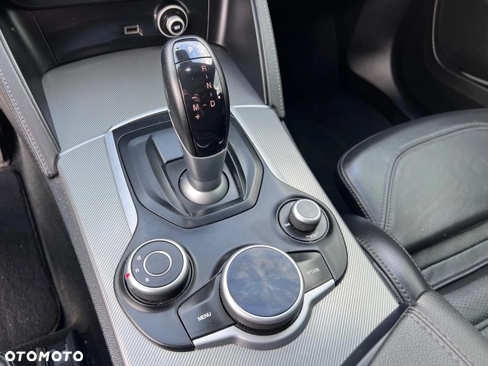 Alfa Romeo Stelvio 2.0 Turbo 16V AT8-Q4 Veloce - 22