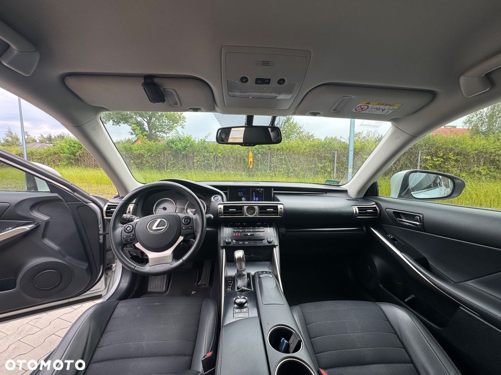 Lexus IS 300h Prestige - 12