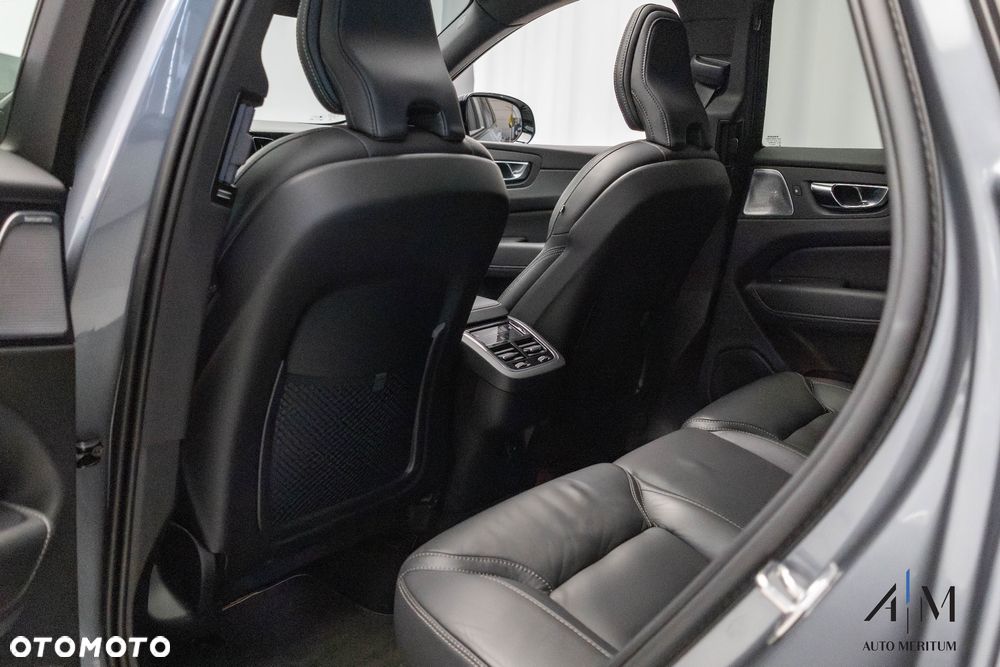 Volvo XC 60 B4 D AWD Ultimate Dark - 34