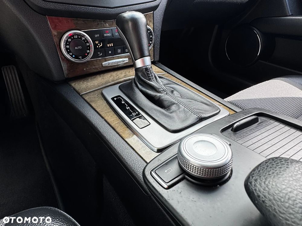 Mercedes-Benz Klasa C 180 CGI Automatik BlueEFFICIENCY Avantgarde - 27
