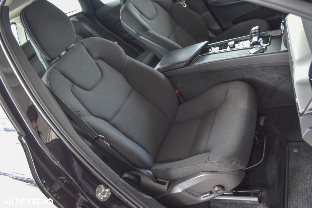 Volvo XC 60 B4 MHEV AT AWD Plus Dark - 17