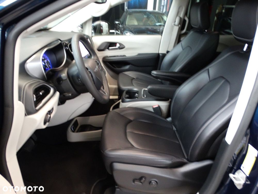 Chrysler Pacifica - 10