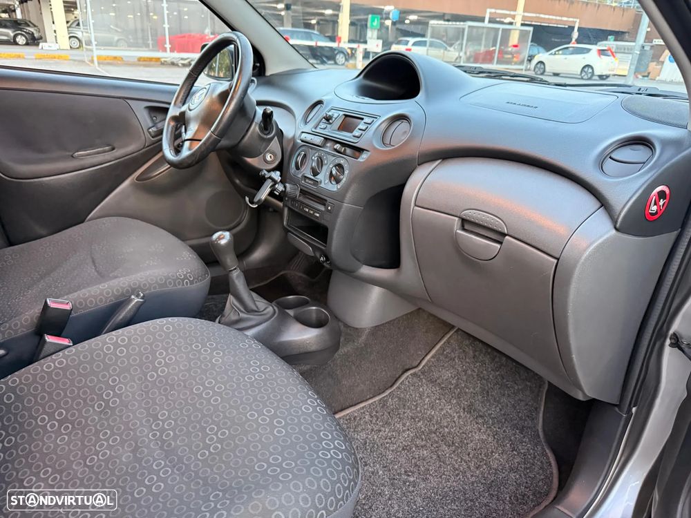 Toyota Yaris 1.0 Sol AC - 9