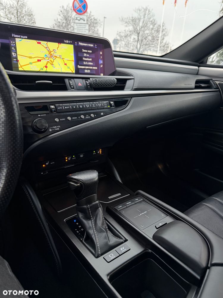 Lexus ES 300h F Sport - 21