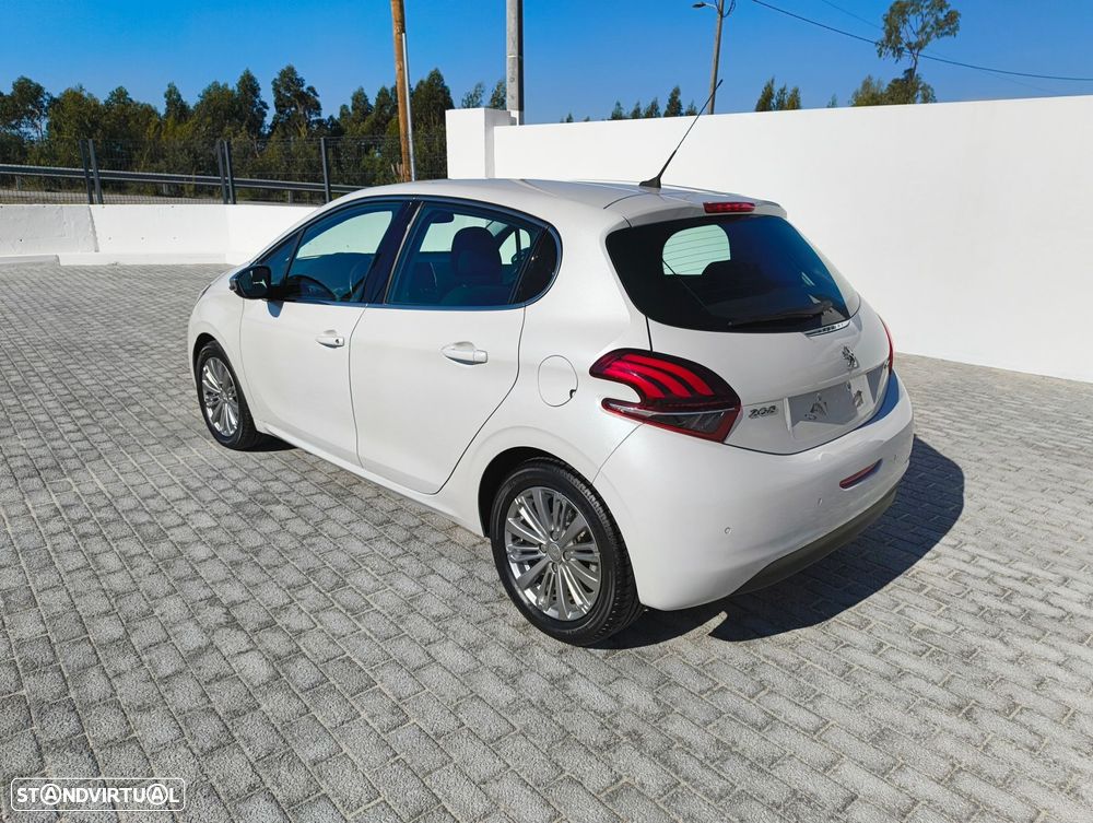 Peugeot 208 1.2 PureTech Allure EAT6 - 6