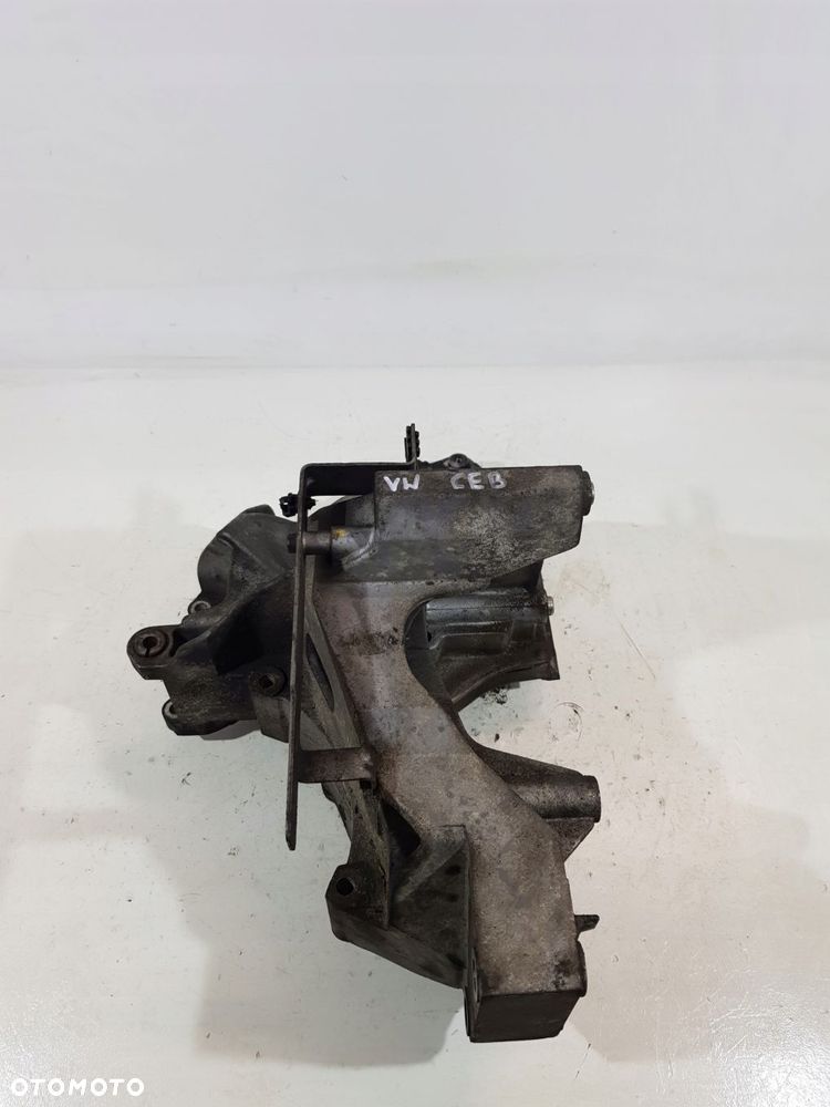łapa wspornik pompy 076115251 vw crafter 2.5 tdi ceb - 2