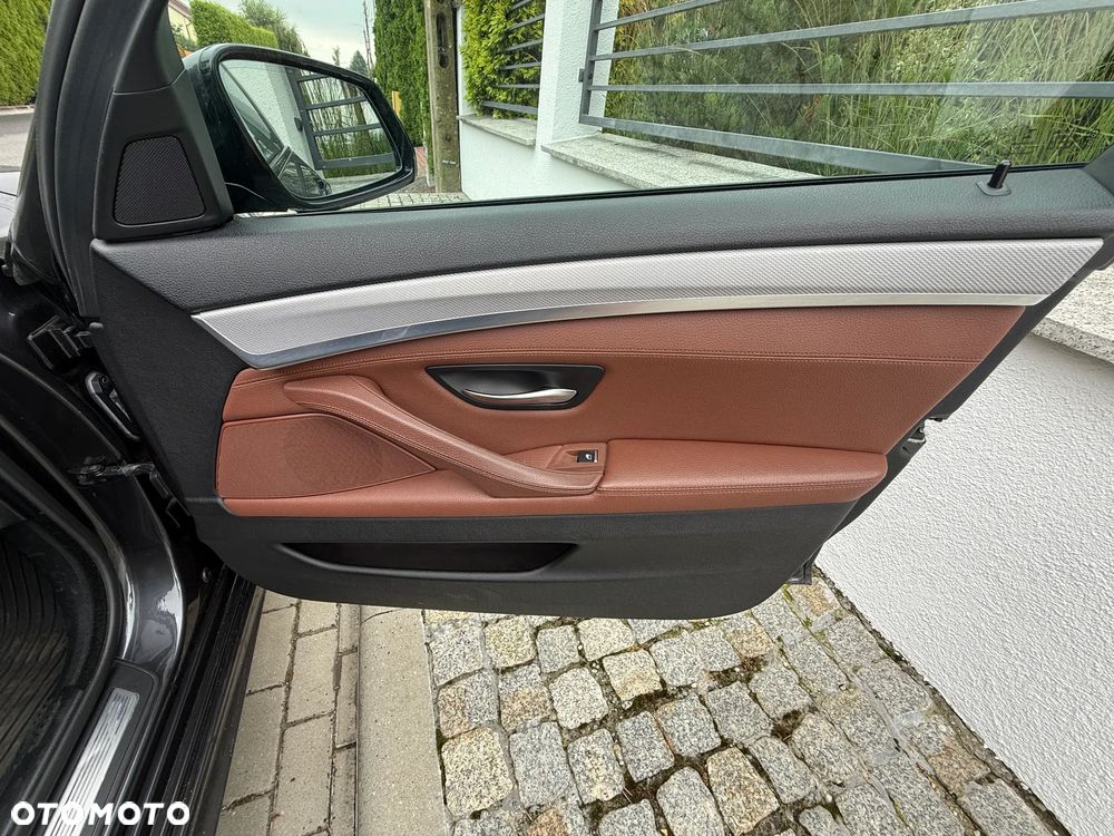 BMW Seria 5 525d xDrive - 9