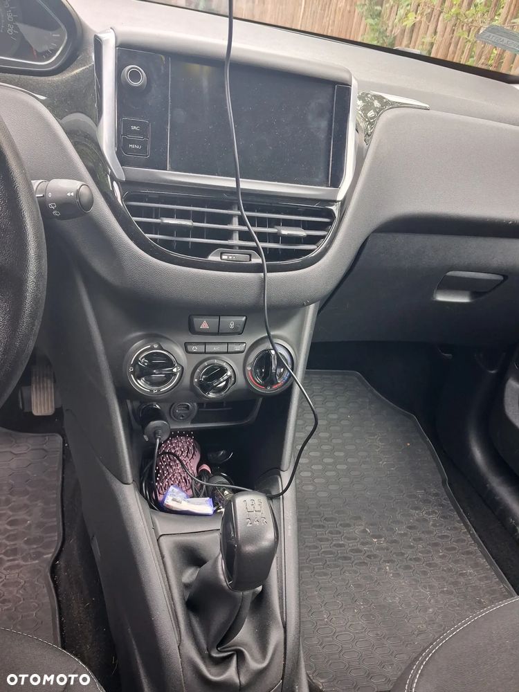 Peugeot 208 - 14