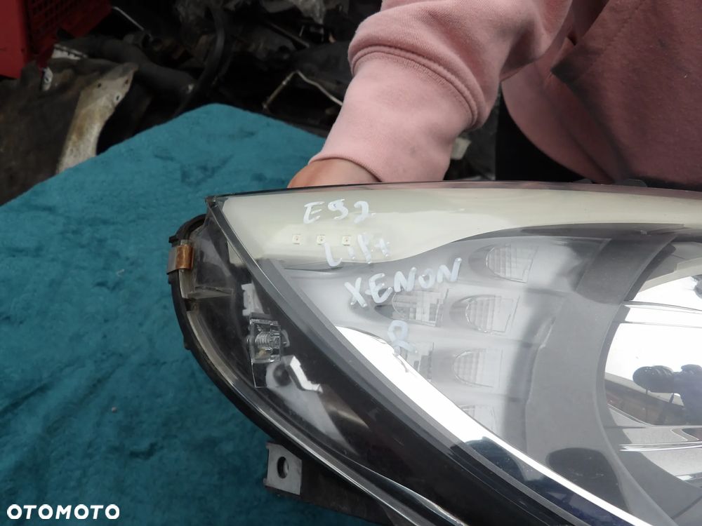 BMW - E92 - PRAWA LAMPA PRZEDNIA - LIFT - XENON - NIE SKRĘTNA - URWANE UCHO - UK - 7239930 - 4