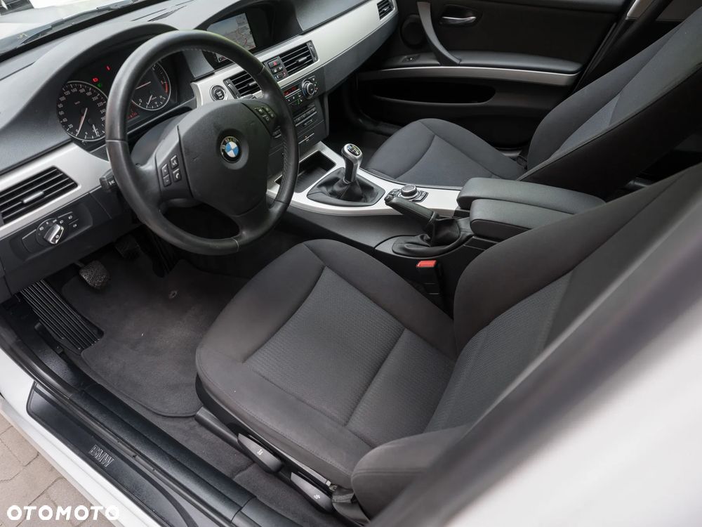 BMW Seria 3 318d DPF Edition Lifestyle - 24
