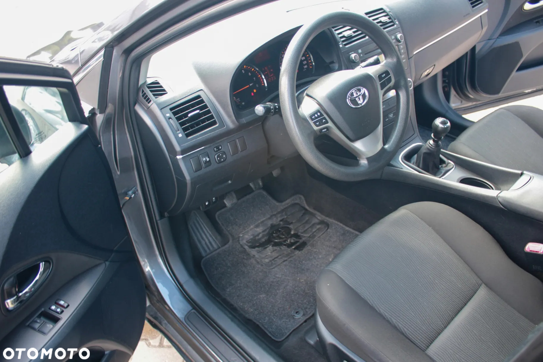 Toyota Avensis 1.6 - 10
