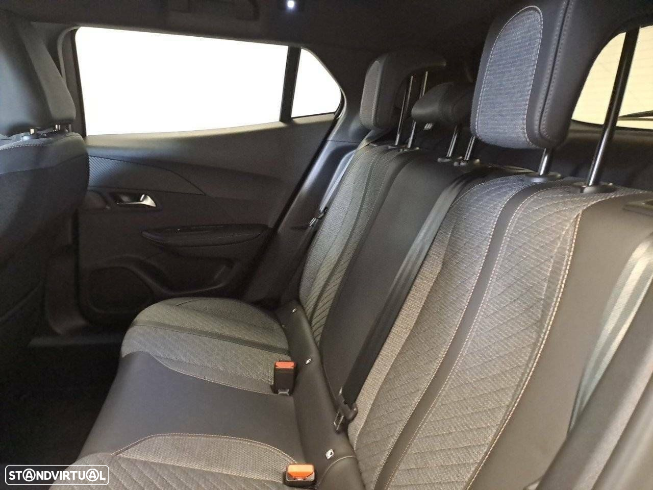 Peugeot 2008 1.2 PureTech Allure EAT8 - 10