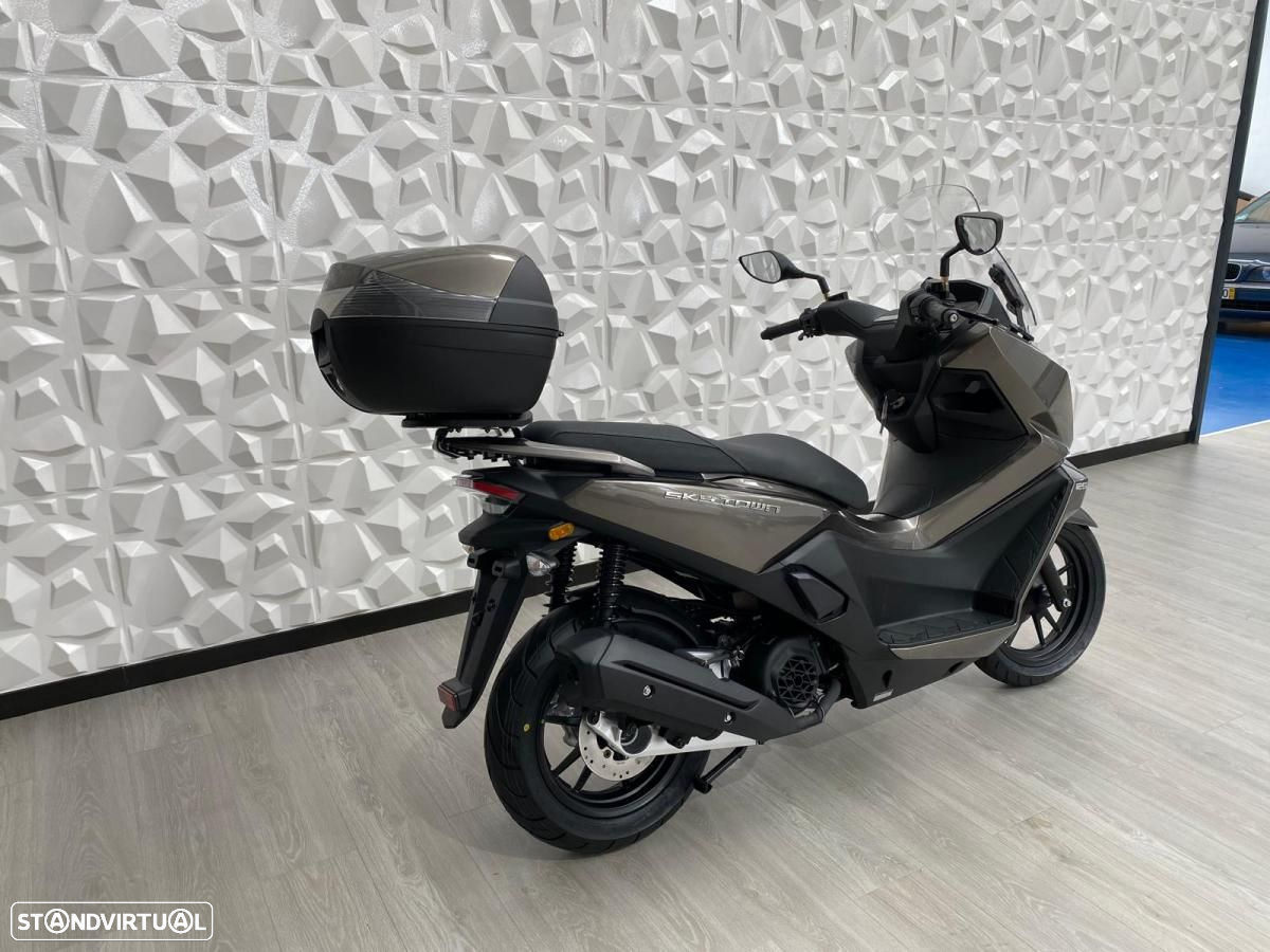 Kymco Skytown - 3