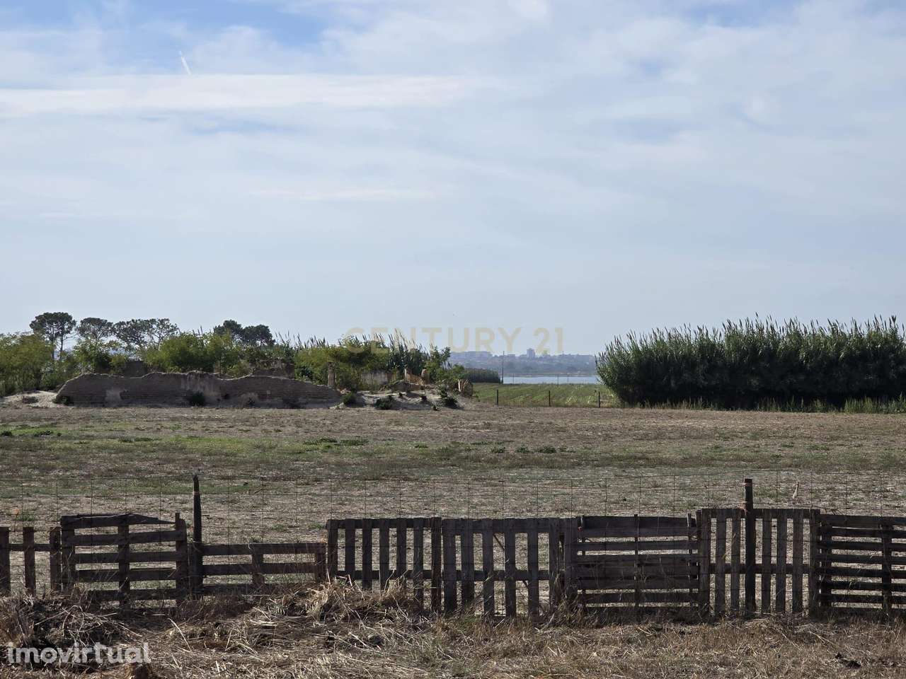 Terreno Misto na Estrada do Esteiro Furado no Chão Duro, junto à Praia - Grande imagem: 3/25
