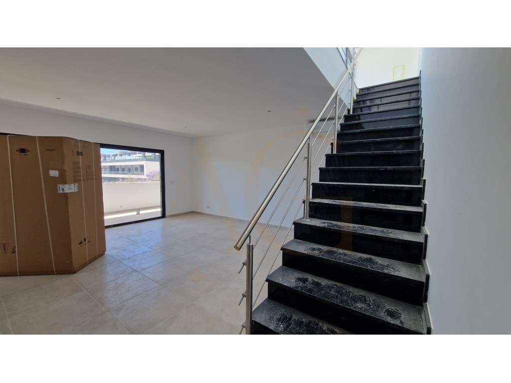 Apartamento T4, último piso com terraço grande. - Grande imagem: 4/37