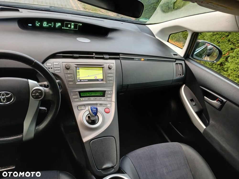Toyota Prius (Hybrid) Executive - 23