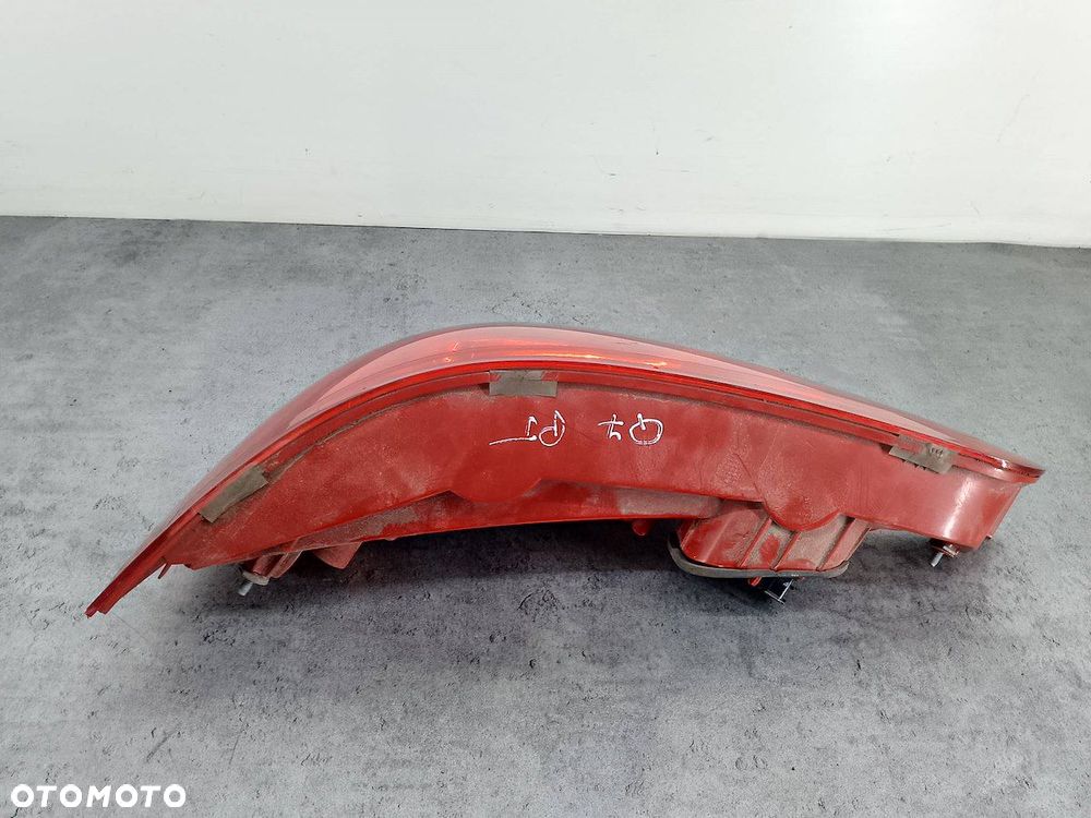 LAMPA TYLNA PRAWA W KLAPE AUDI Q7 (2005-2015)  4L0945094L - 5